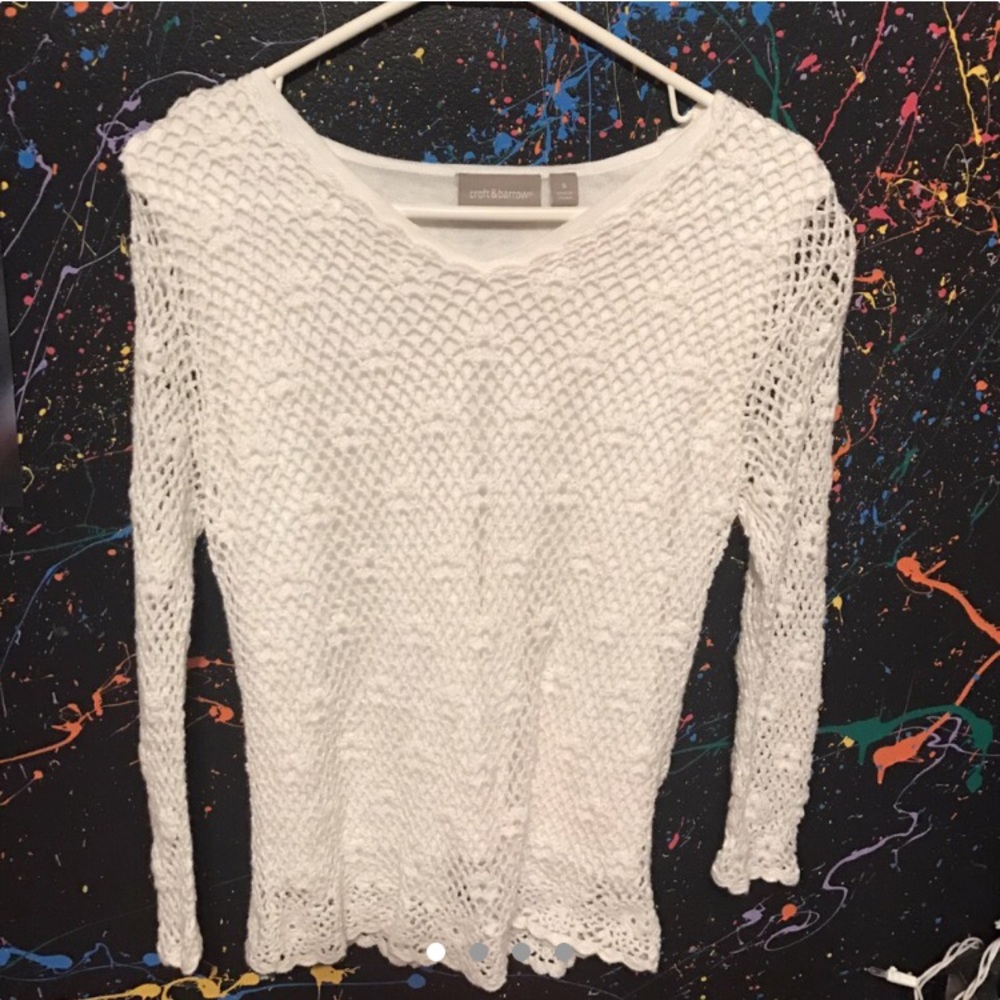 White long sleeve knit shirt